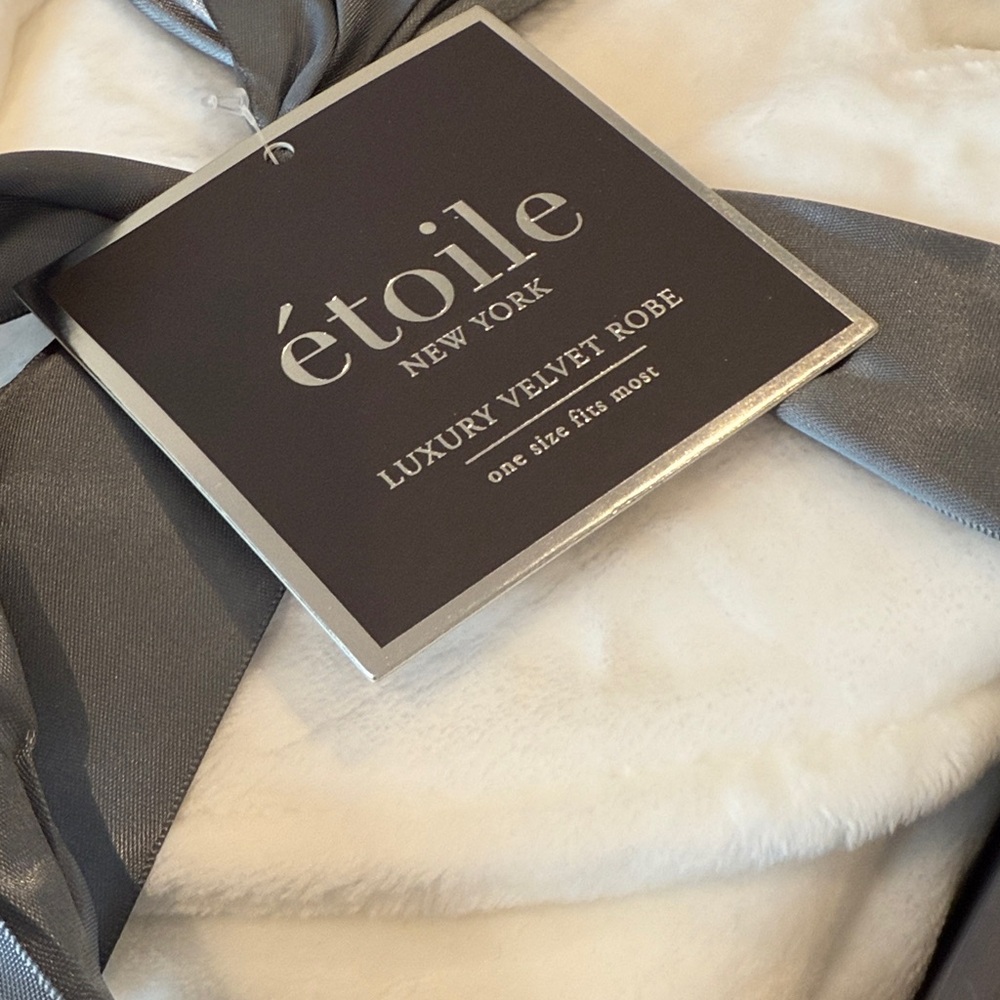 Étoile White Velvet Robe - Picture 2 of 4